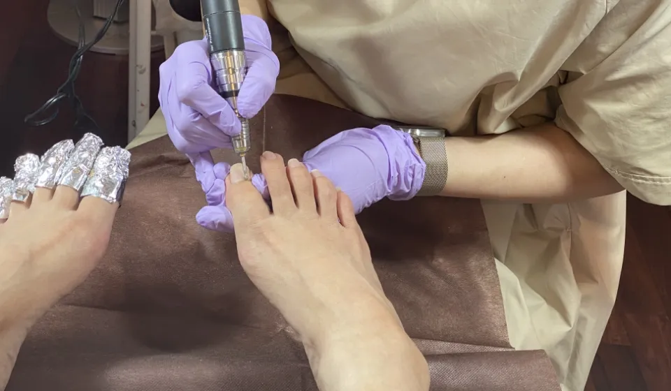 足のネイルの施術